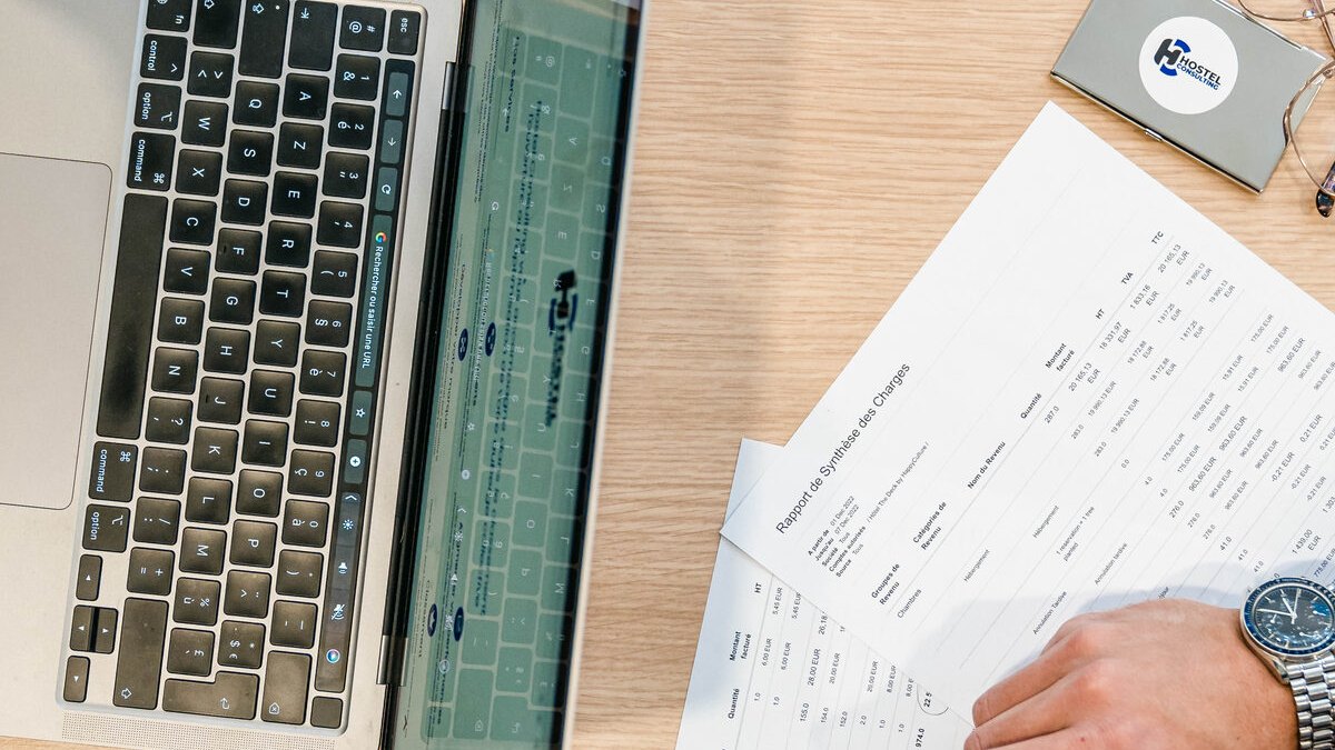 Séance de travail — analyse de reporting hôtelier